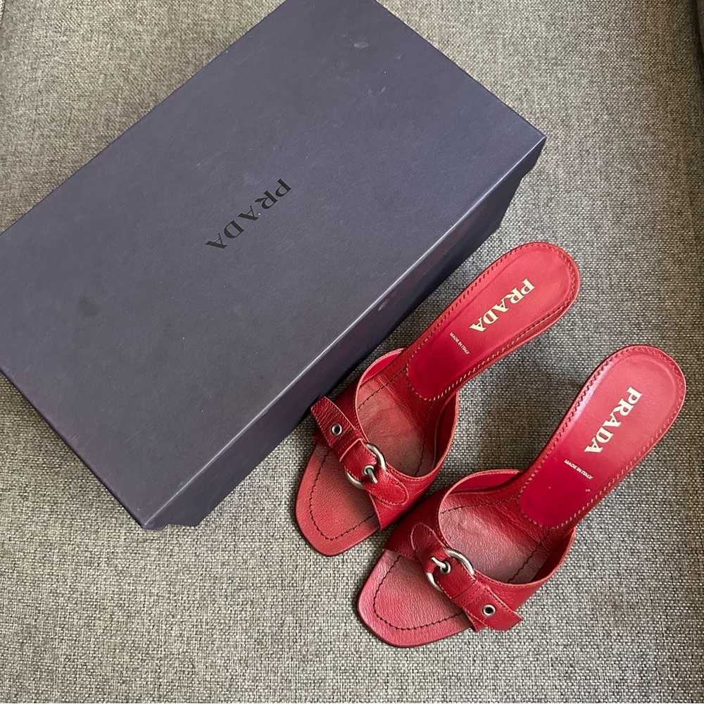 Vintage Prada buckled red leather heeled sandals - Picture 2 of 8